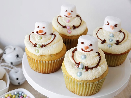 Коледни мъфини снежни човечета - снимка на рецептата